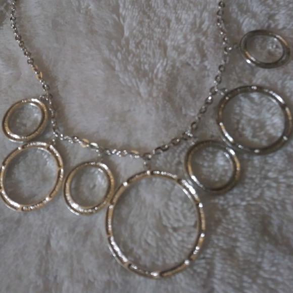 Cool Silver Tone Necklace with Circles🌷 - Picture 3 of 5